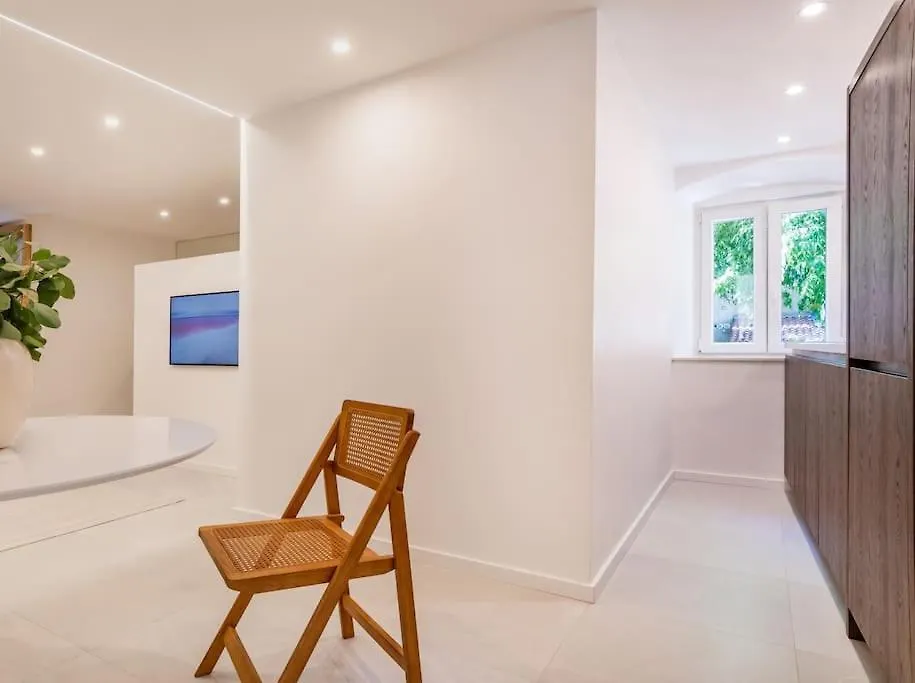 Ray Apartment Split