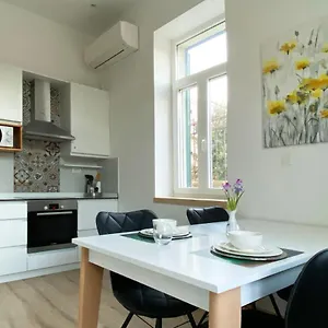  Apartment Orchard On Rokova St - 5 Min Walk To The Old Town Of